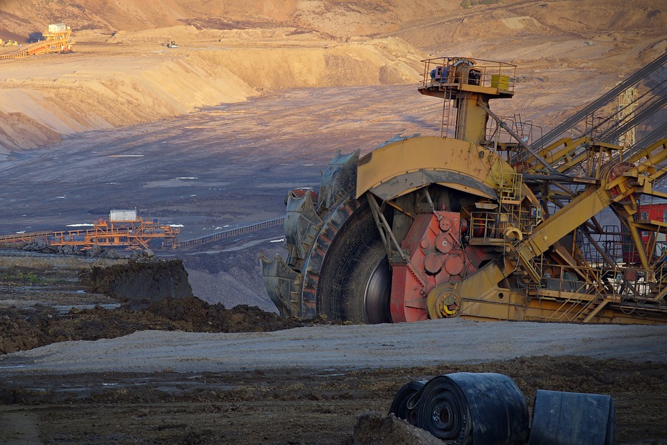 China iron ore port stocks rise on anti-smog production curbs